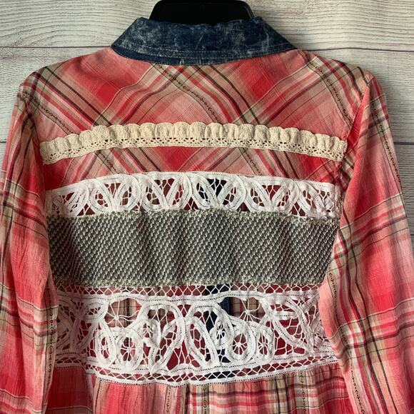 Gimmicks by BKE Pink and Blue Plaid and Lace Button Down Roll Tab Sleeves Size M - Picture 6 of 16